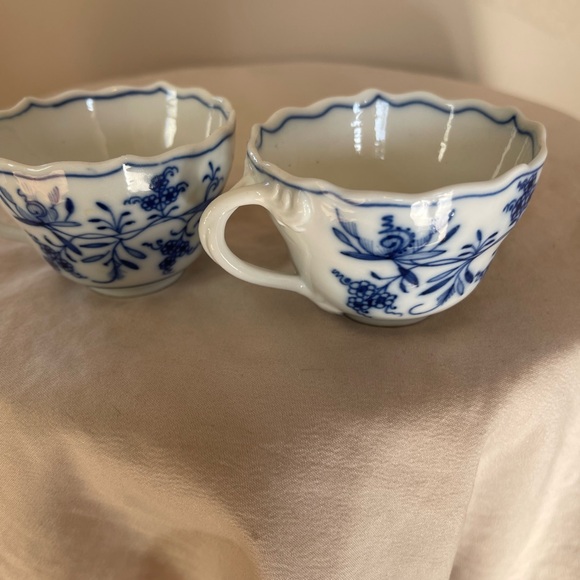 2 Meissen Blue Onion Mini Floral Teacups Vintage Germany Fine China Rare Antique - Picture 5 of 8
